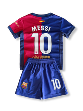 子供用FCバルセロナユニフォームセット リオネル・メッシ 背番号10 赤青縦縞 黄色アクセント クラブエンブレム刺繍